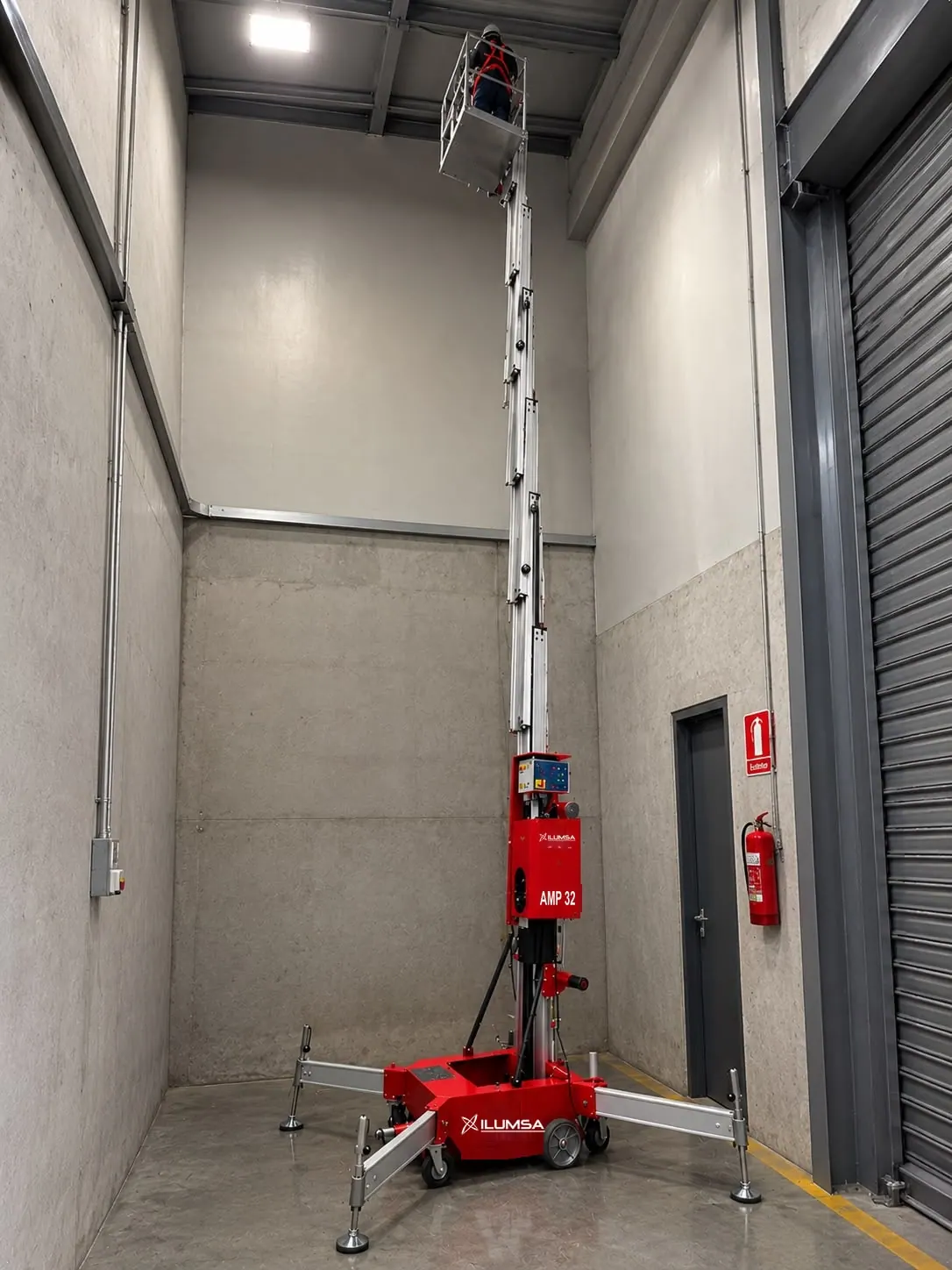 Alza hombre vertical AMP 32 extendido en un interior